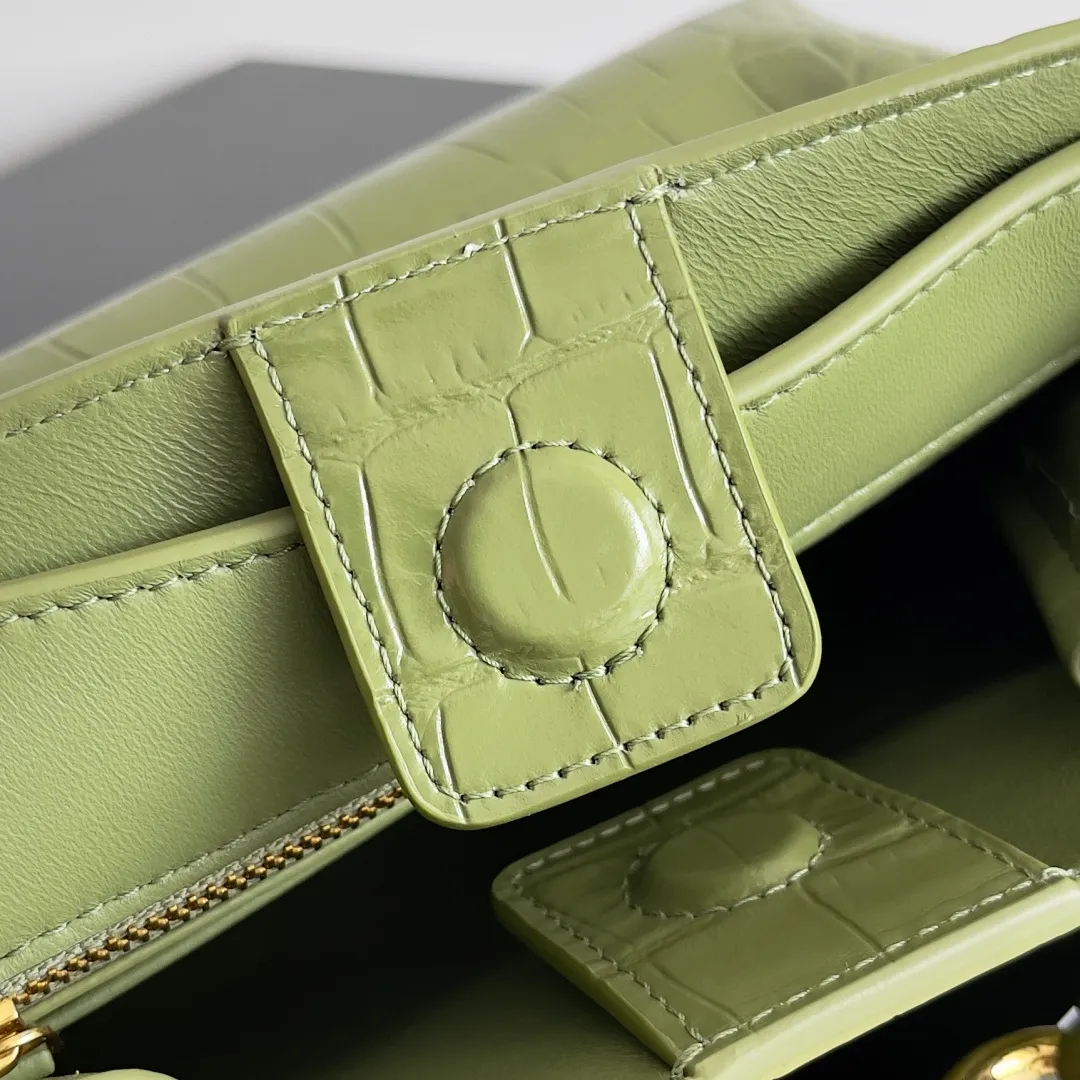 Batch 2880 BOTTEGA VENETA new women's crocodile leather ANDIAMO is shipped! ! ! As a classic model of the BV family, each innovation brings different surprises to fans. There are three ways to carry it with different makeup. Crocodile skin is called the gold in leather and is famous for its top luxury and rarity. During use, the luster of the crocodile skin will not fade or fade with time. No matter how long it is used, it will still remain new. And because each crocodile skin is different, the effect of each crocodile leather bag is different. Style number: 777614 Size: 22*9*15.5cm